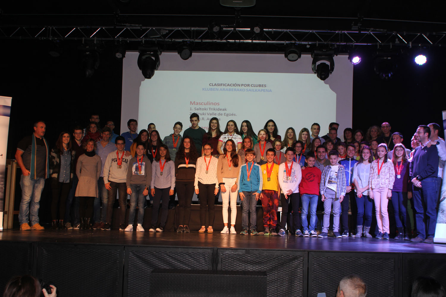 &Eacute;xito de asistencia en la gala de la Federaci&oacute;n Navarra de Triatl&oacute;n 2016